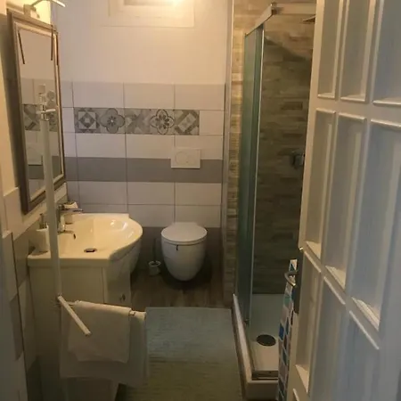 Séjour chez l'habitant Первый Этаж. Трехкомнатная Квартира. La Spezia
